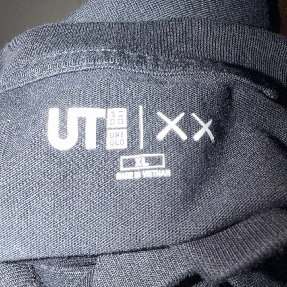 KAWS x Uniqlo T-Shirt Black 2023 Mens Size XL Black Rare EUC - Picture 3 of 3